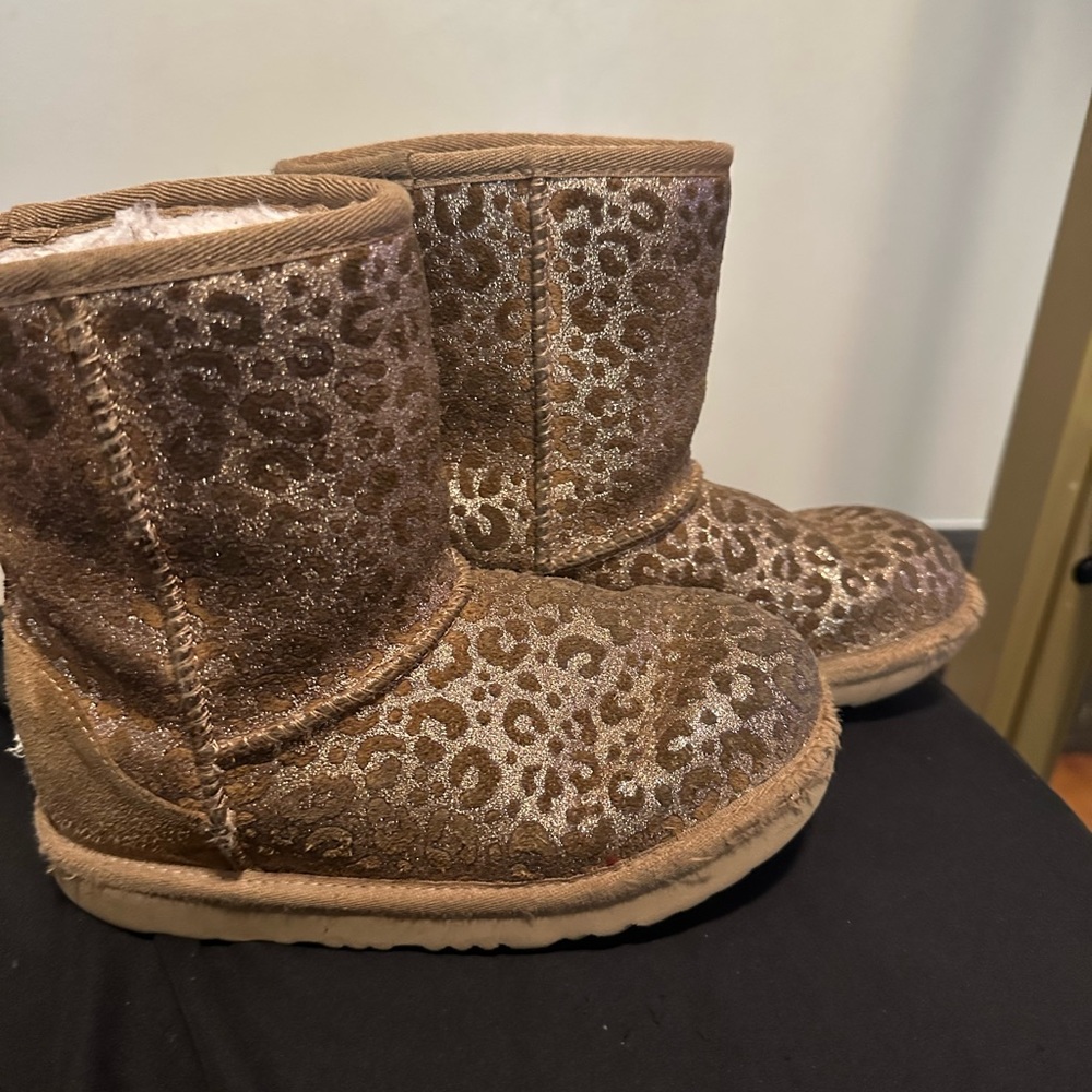 Kids Uggs size 1